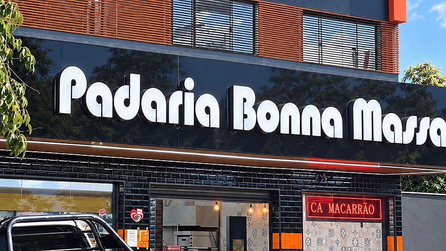 Fachada da Padaria Bonna Massa no Vale do Sol, em azulejo preto com letreiro laranja